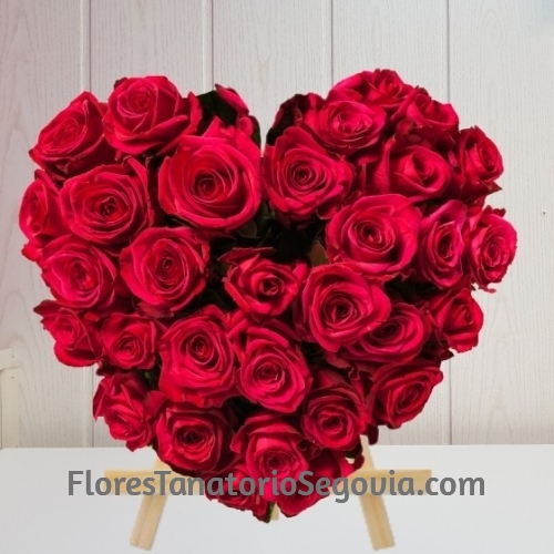 Corazón de rosas para difuntos en Segovia