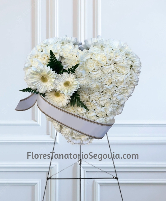 Corazón de claveles y gerberas blancas
